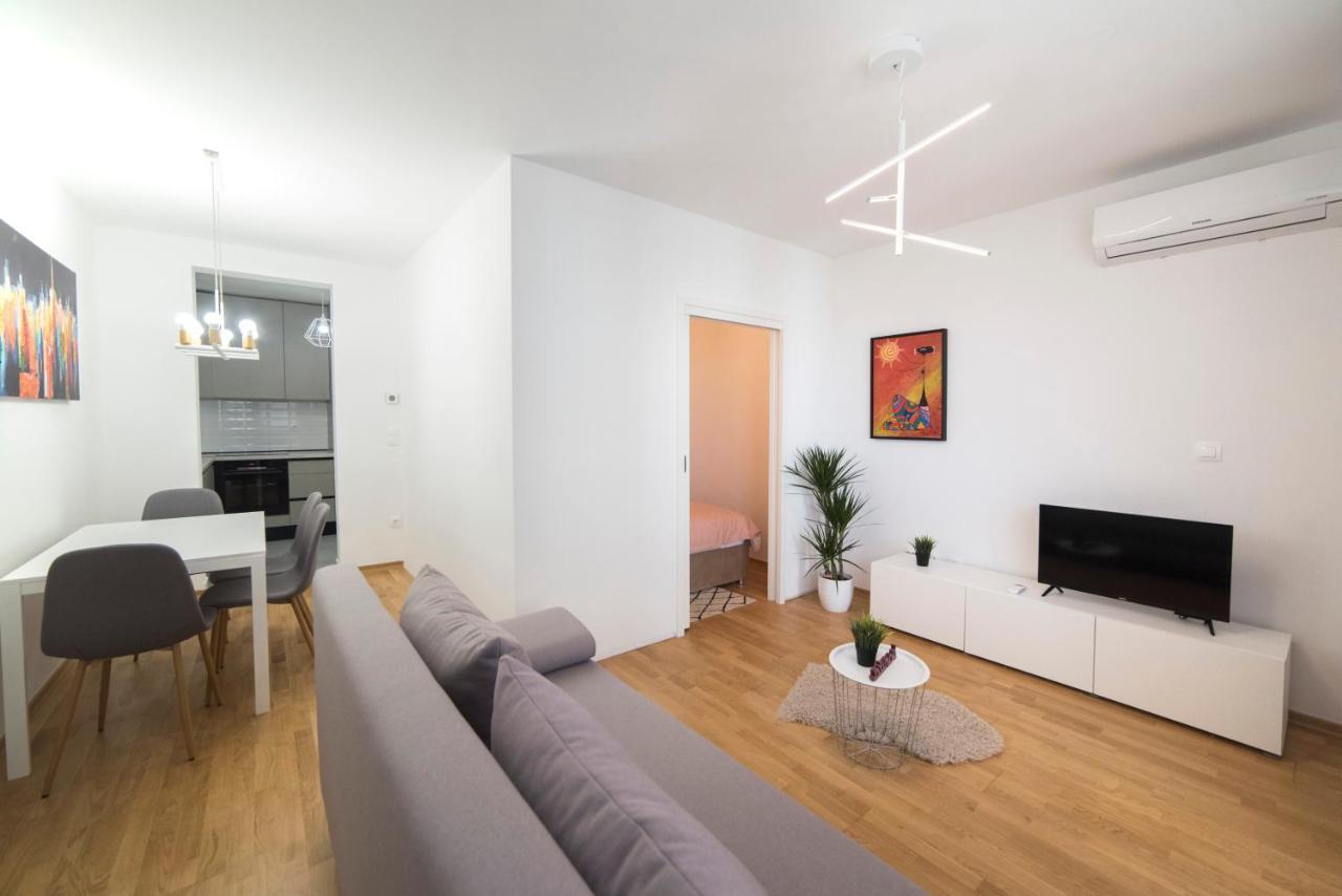 Bauer, Apartment *