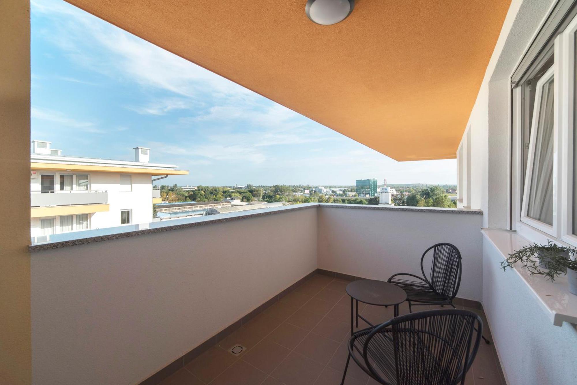 Bauer, Apartment *